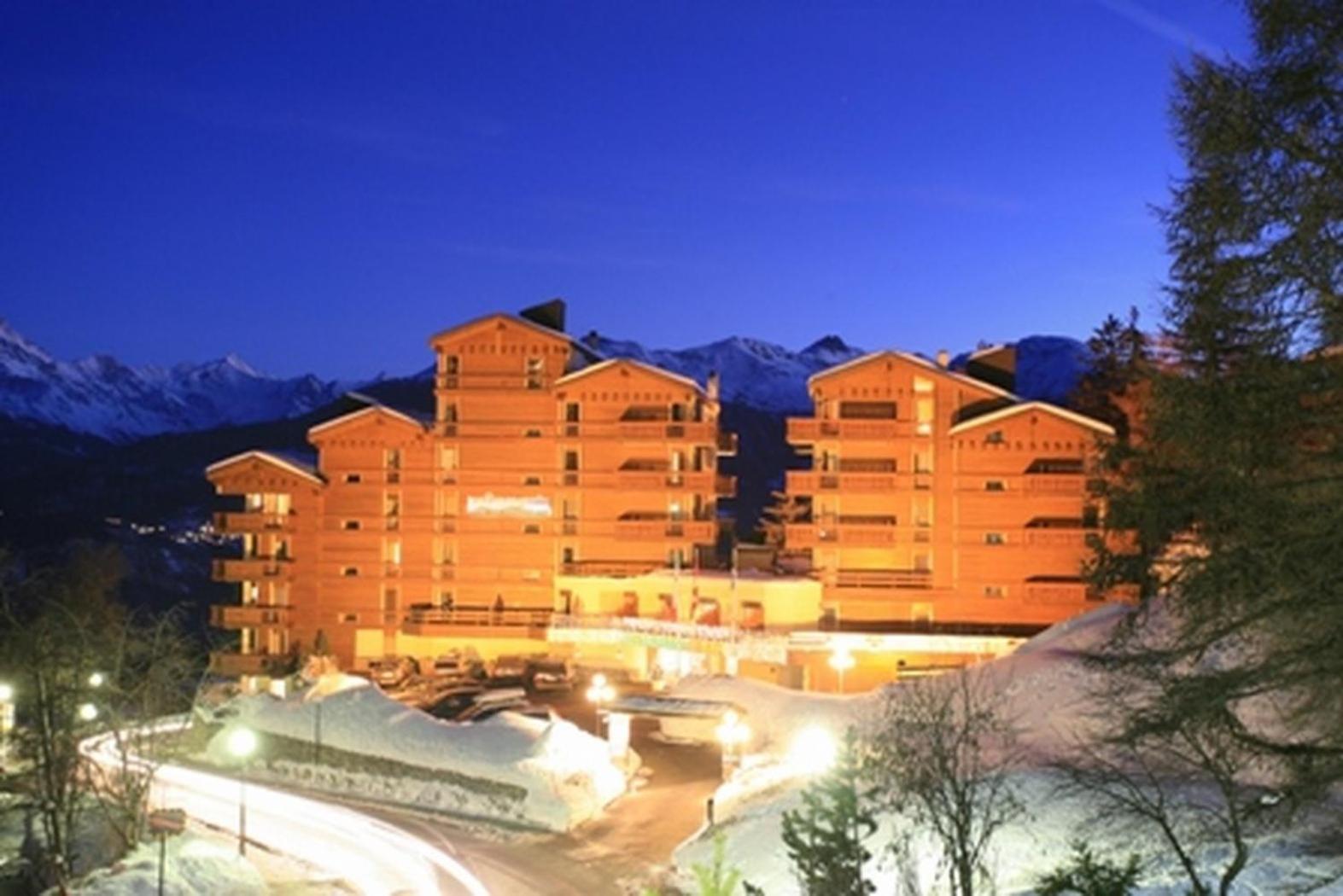 Aparthotel Helvetia ครองส์มอนตานา ภายนอก รูปภาพ